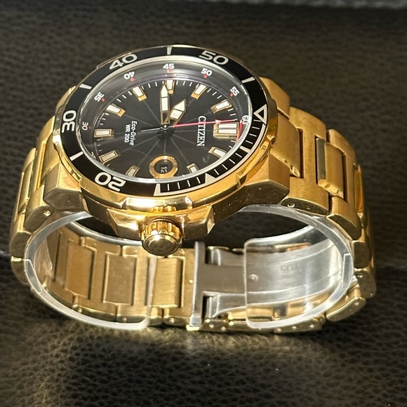 Citizen Eco-Drive WR 200 J810- S097339 Gold&Black Stainless Steel Men’s Watch - Picture 2 of 9